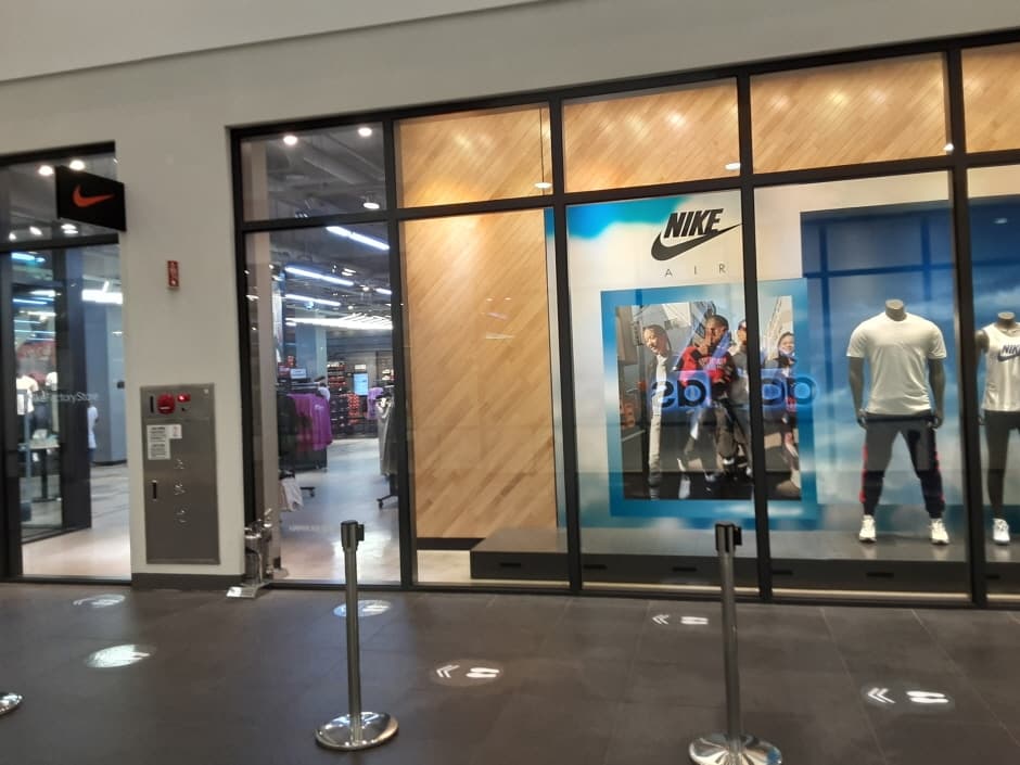 Nike - Hyundai Songdo Branch [Tax Refund Shop] (나이키 현대송도)