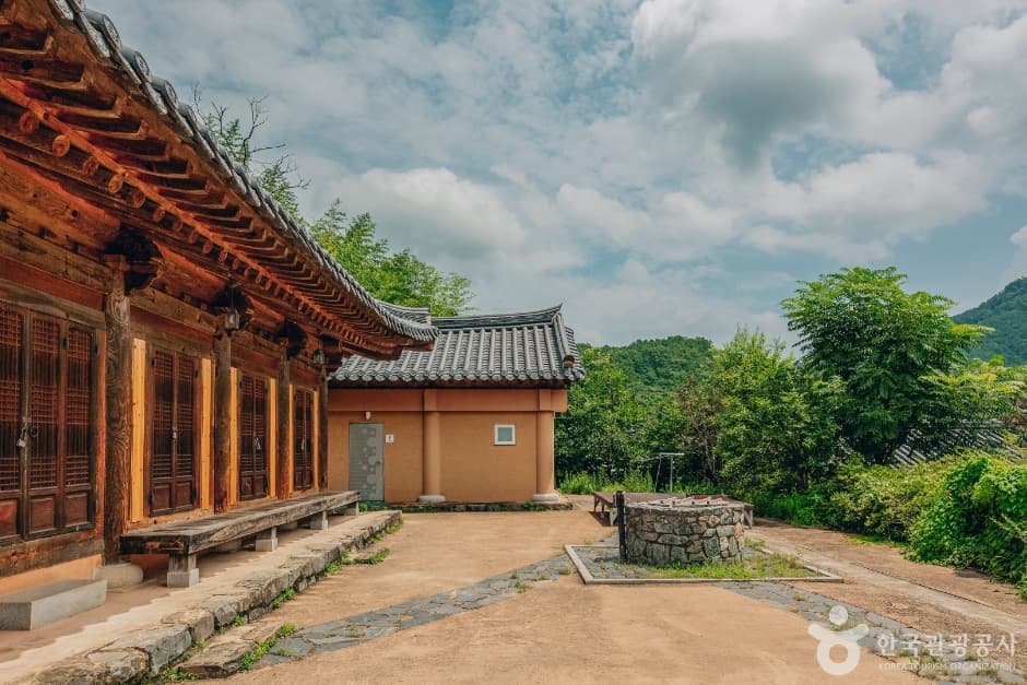 Yeonpung Gotaek (연풍고택(문충고가))