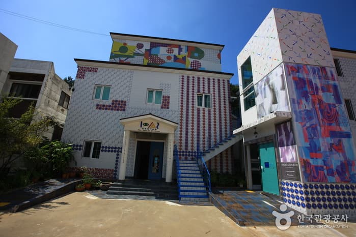 The Jeon Hyuck Lim Mueseum of Art (전혁림 미술관)