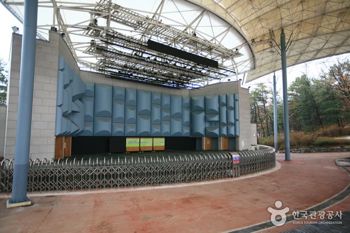 Seongnam Outdoor Theater (성남시 야외공연장)