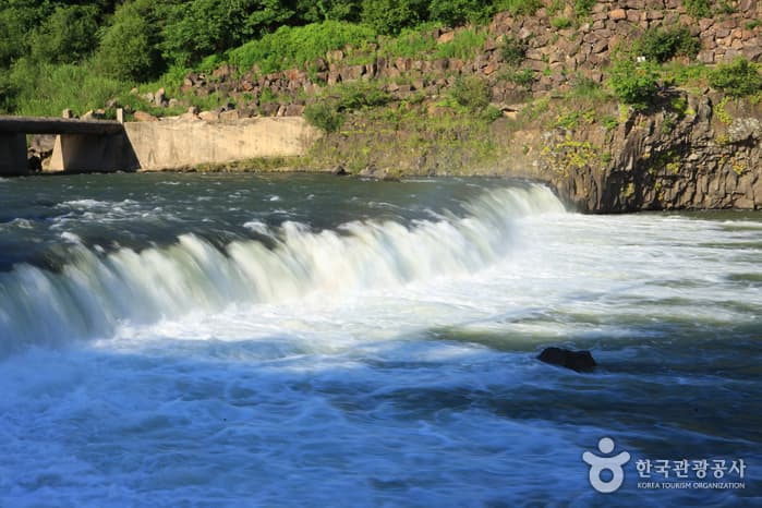 Jiktangpokpo Falls [National Geopark] (직탕폭포 (한탄강 국가지질공원))