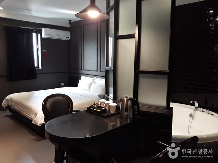 Almond Hotel (아몬드호텔)