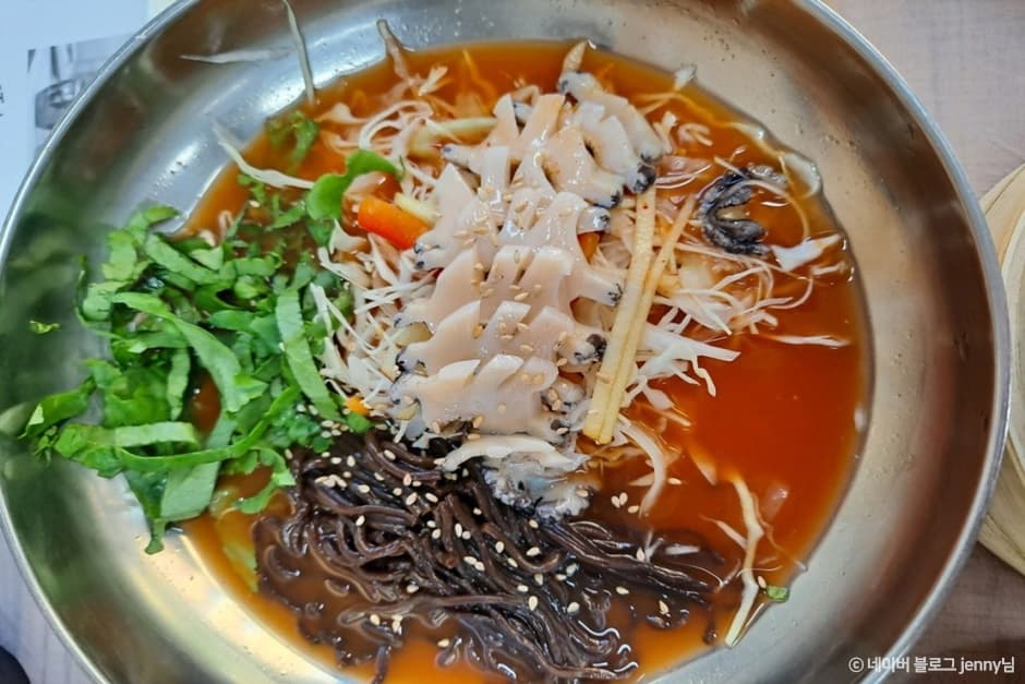 Myeongpum Jeonbokgung (명품전복궁)