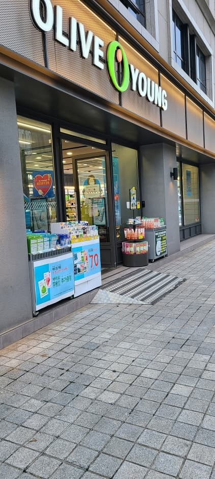 Olive Young - Hakdong Jungang Branch [Tax Refund Shop] (올리브영 학동중앙)