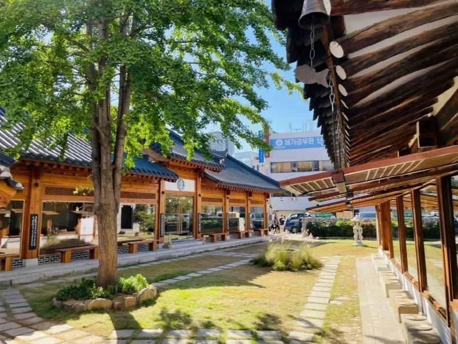 Starbucks Daegu Jongro Old House (스타벅스 대구종로고택)
