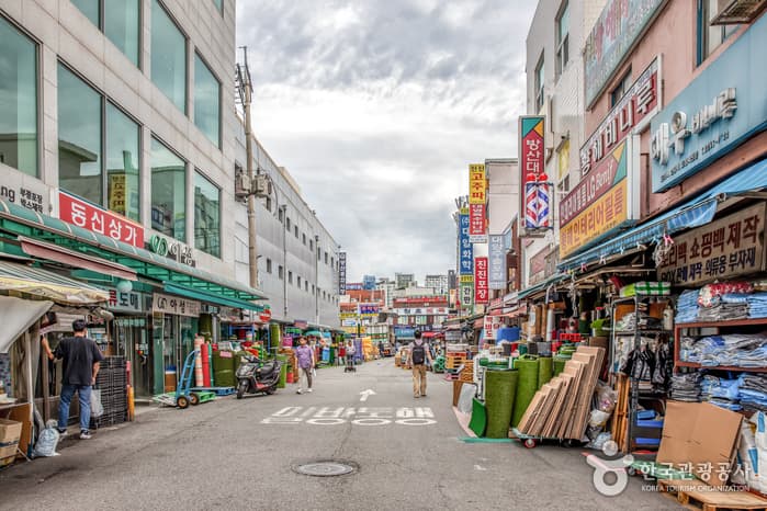 Bangsan Wholesale Market (방산 종합시장)