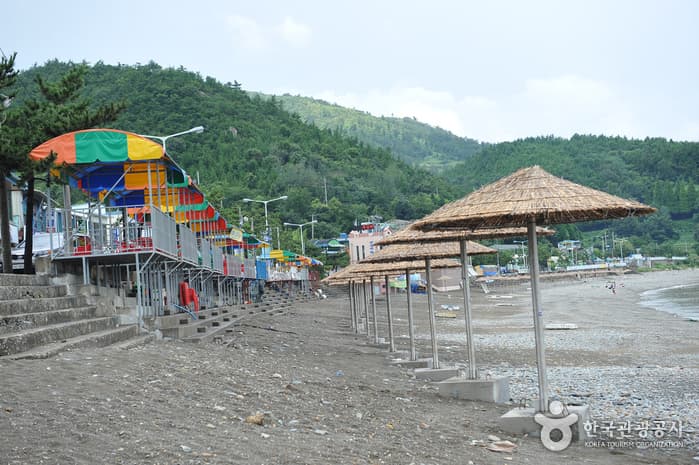 Manseong-ri Black Sand Beach (만성리 검은모래해변)