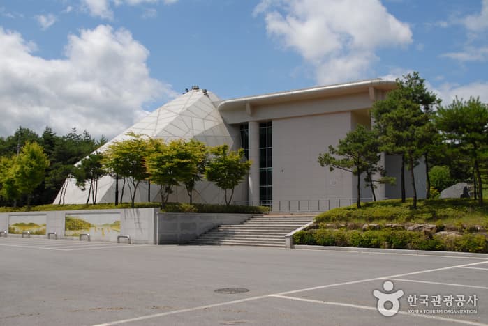 Suyanggae Prehistory Museum (수양개선사유물전시관)