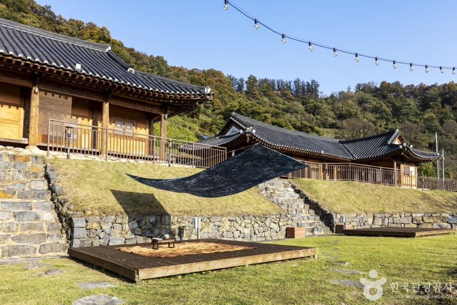 Boeun White Dandelion Eco-Village (보은 하얀민들레한옥마을)