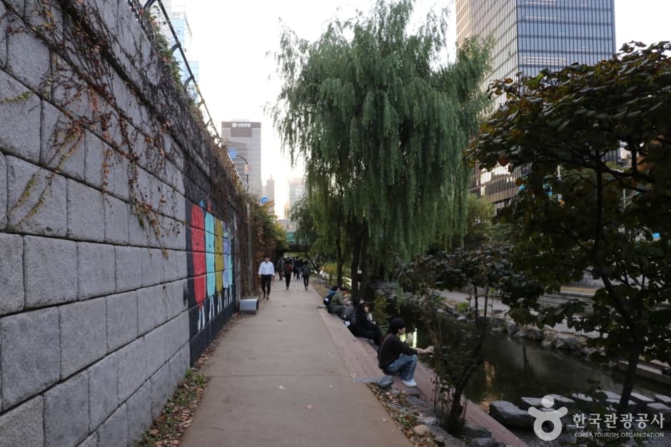 Cheonggyecheon Stream (청계천)