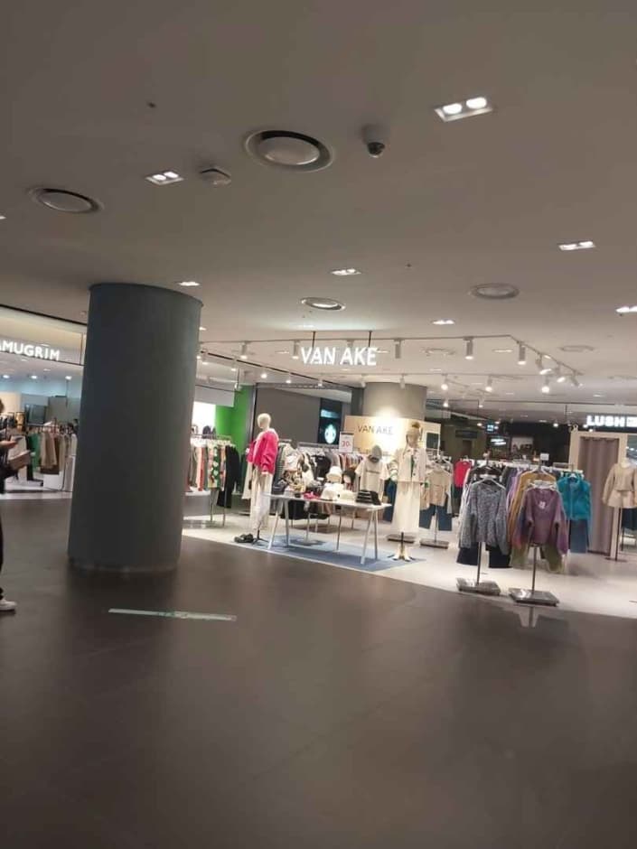 Van Ake [Tax Refund Shop] (반에이크)