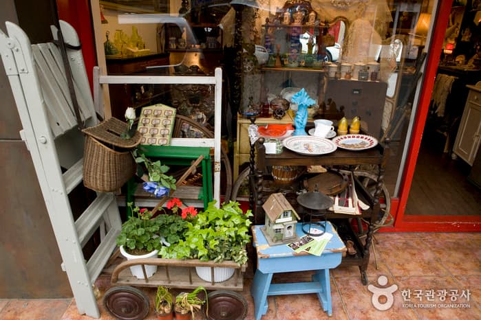 Itaewon Antiques Street (이태원 앤틱 가구 거리)