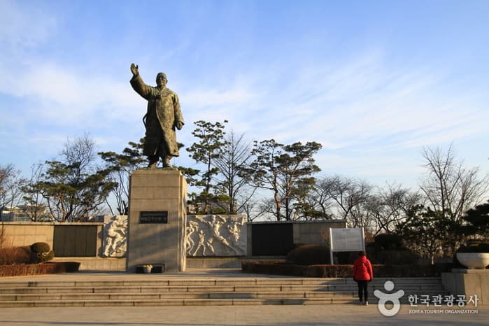 Baekbeom Kim Koo Statue (Baekbeom Plaza) (백범김구선생상(백범 광장))
