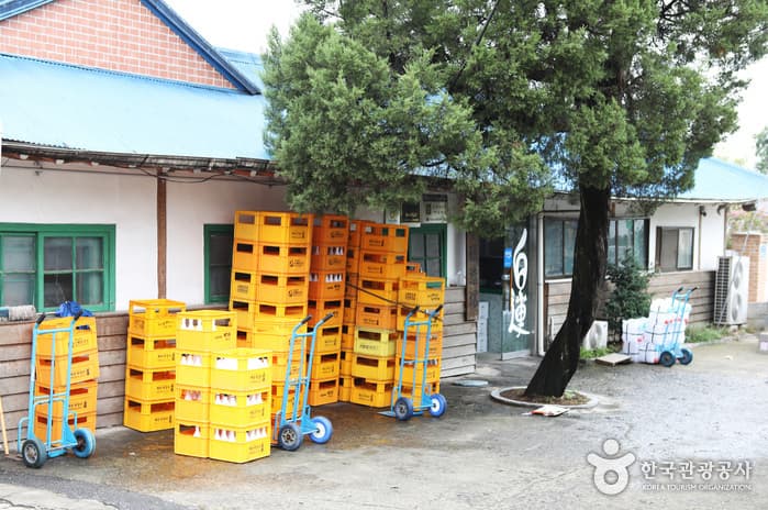 Shinpyeong Brewery (신평양조장 백련 양조문화원)