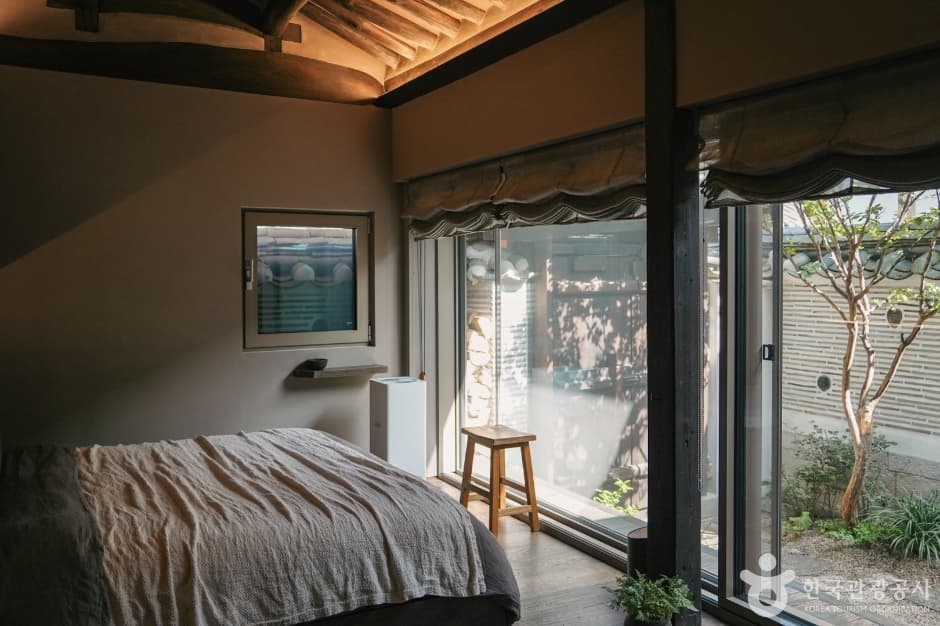 Hanok Essay Seochon (한옥에세이 서촌)