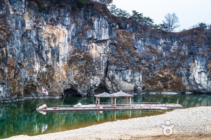 Hanbando Raft Village (한반도 뗏목마을)