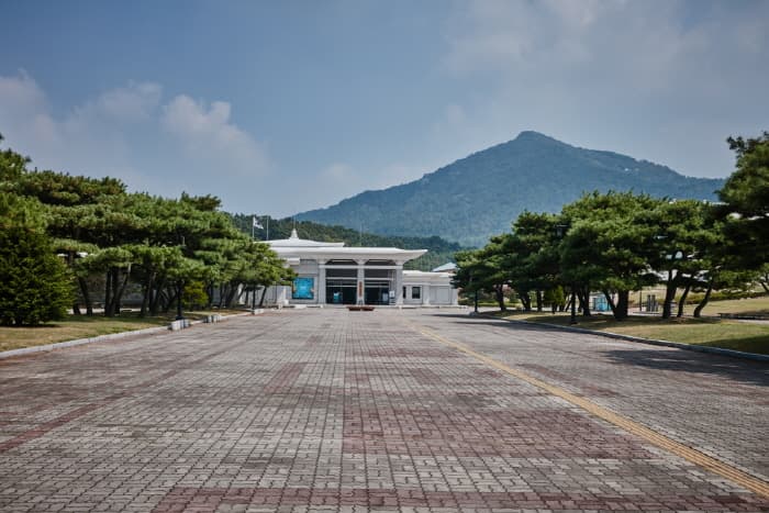 Mireuksa Temple Site [UNESCO World Heritage] (익산 미륵사지 [유네스코 세계문화유산])