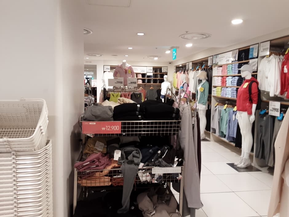 Uniqlo - Lotte Dongnae Branch [Tax Refund Shop] (유니클로 롯데동래)