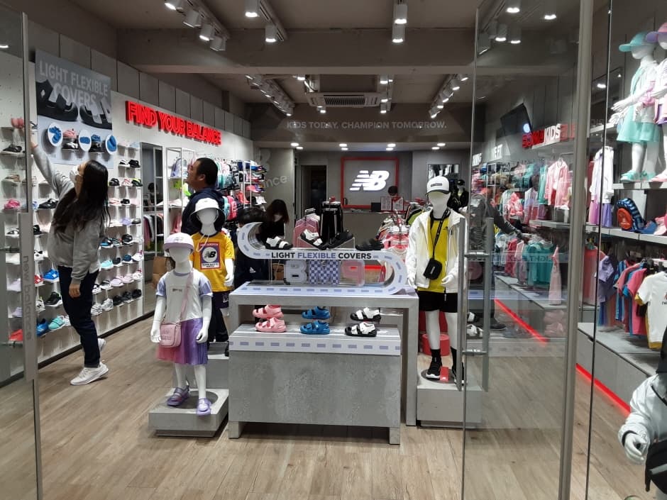New Balance Kids - Jeju Chilseong Branch [Tax Refund Shop] (뉴발란스키즈 제주칠성)
