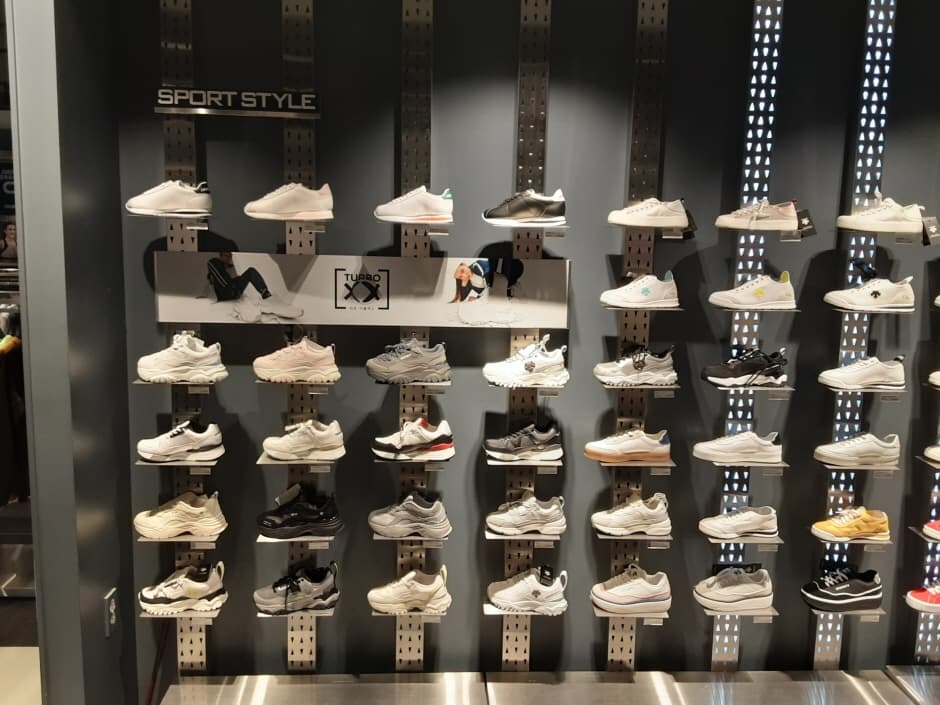 Descente - Jeju Chilseong Branch [Tax Refund Shop] (데상트 제주칠성)