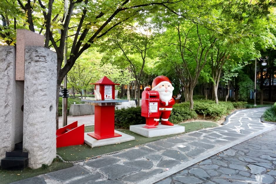 February 28th Jungang Memorial Park (2.28기념중앙공원)
