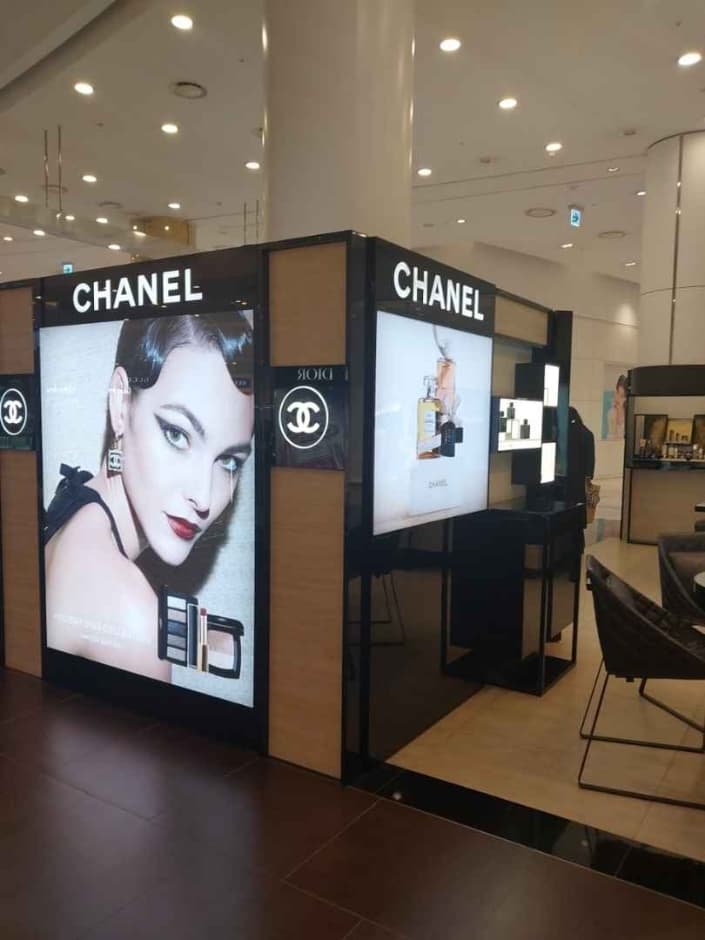 Chanel [Tax Refund Shop] (샤넬)