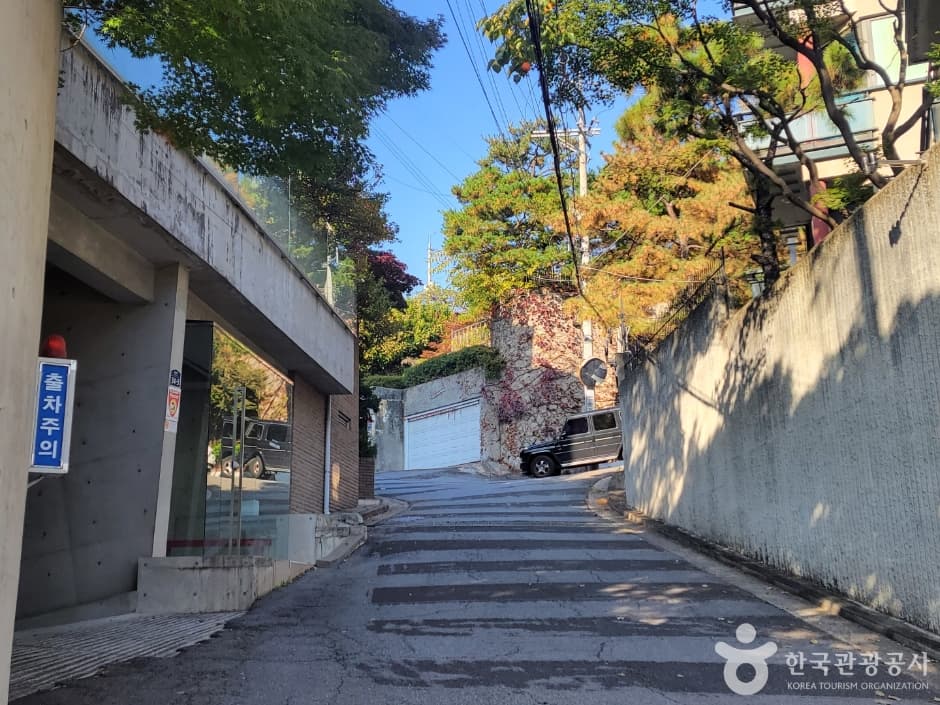 Seongbuk-dong–Bukchon Hanok Village Course (성북동고택북촌산책길)