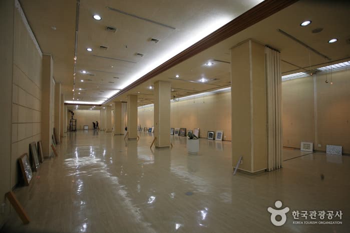 Busan Cultural Center (부산문화회관)