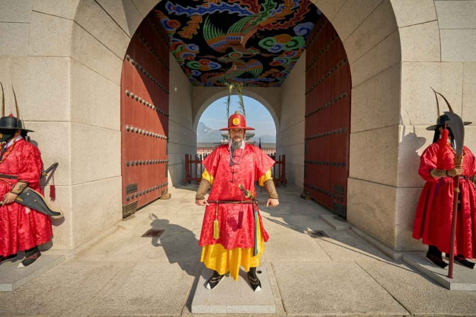 Palace Royal Guard Changing Ceremony (수문장 교대의식)
