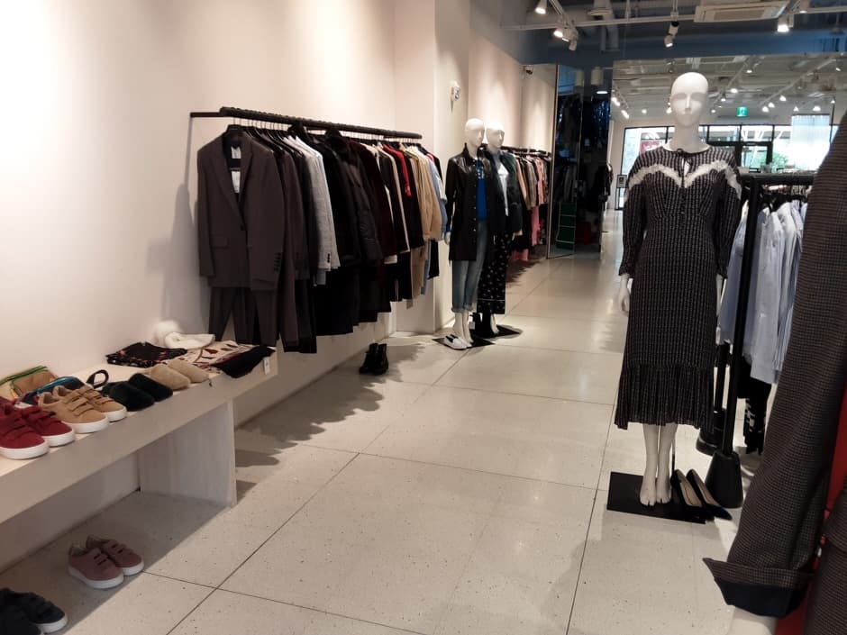 IDL Sandro - Shinsegae Busan Branch [Tax Refund Shop] (IDL 산드로 신세계부산)
