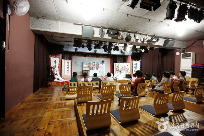 Theatre Changdeokgung (창덕궁 소극장)