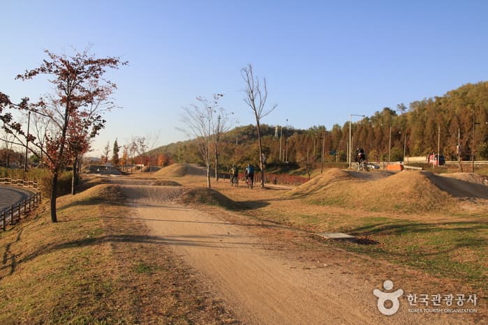 Nanji Hangang Park MTB Course Site (난지한강공원 MTB코스장)