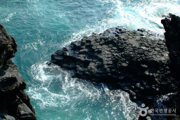 Daepo Jusangjeolli Cliff (주상절리대(대포동지삿개))