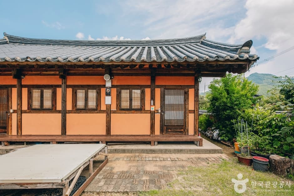 Ungidaek House (인심좋은웅기댁)