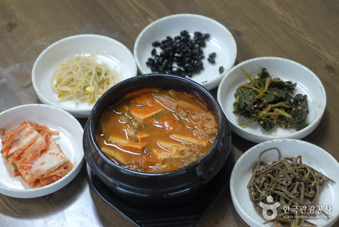 Sambong Tongnamu Sanjang (삼봉 통나무산장)