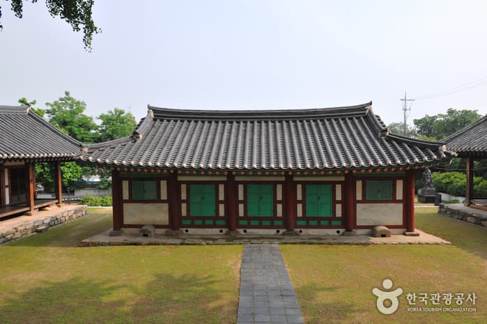 Suwonhyanggyo Confucian School (수원향교)
