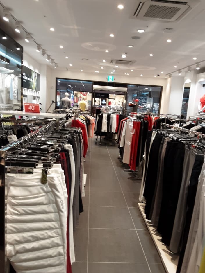Descente Golf - Lotte Dongbusan Branch [Tax Refund Shop] (데상트골프 롯데동부산)
