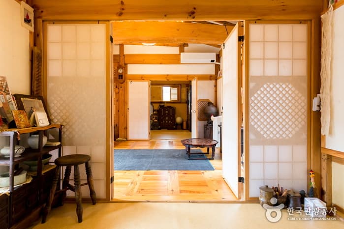 Hanok Guesthouse Dongchonchae (한옥 게스트하우스 동촌재)