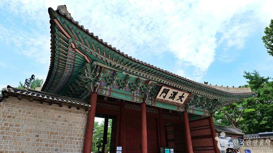 Deoksugung Palace's Daehanmun Gate (덕수궁 대한문)