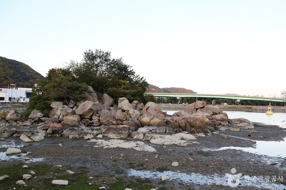 Mangsando Island, Yujuam, Yujubigak (망산도·유주암·유주비각)
