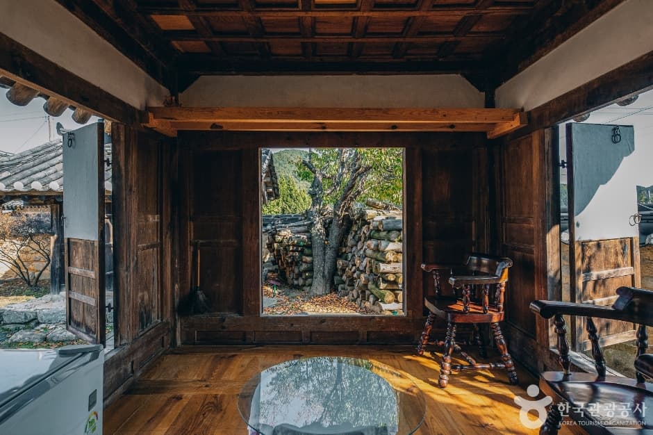 Gwonjinsadaek House (권진사댁)