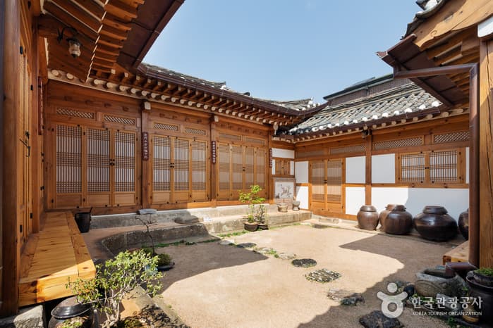 Hanok Guesthouse Dongchonchae (한옥 게스트하우스 동촌재)