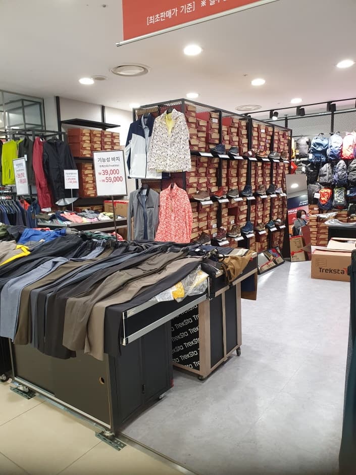 Treksta - Lotte Factory Gasan Branch [Tax Refund Shop] (트렉스타 롯데팩토리 가산)