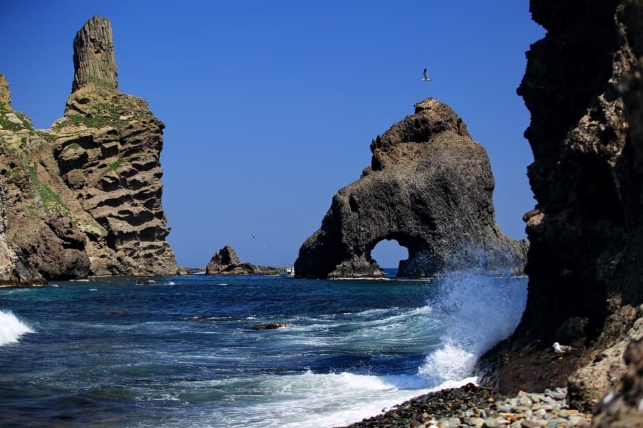 Three Brothers Cave Rock [Ullengdo-Dokdo National Geopark] (삼형제굴바위 (울릉도, 독도 국가지질공원))