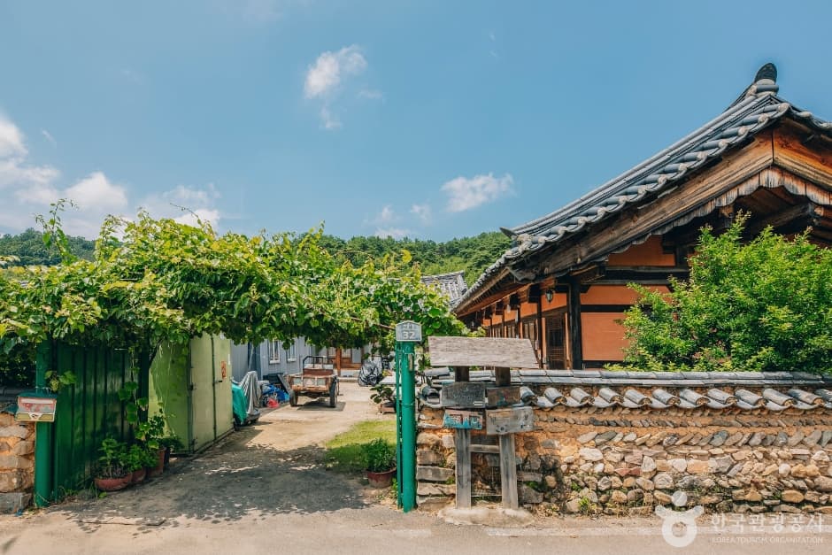 Ungidaek House (인심좋은웅기댁)