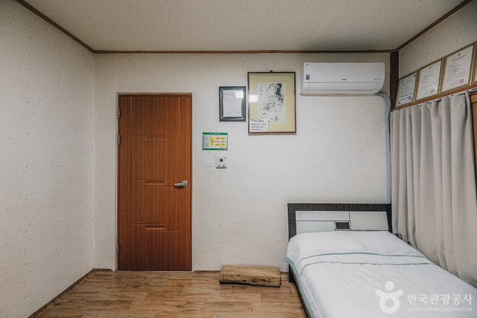 Yeosu Hanok Experience Center (여수한옥체험관)