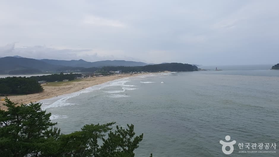 Hwajinpo Beach (화진포해수욕장)