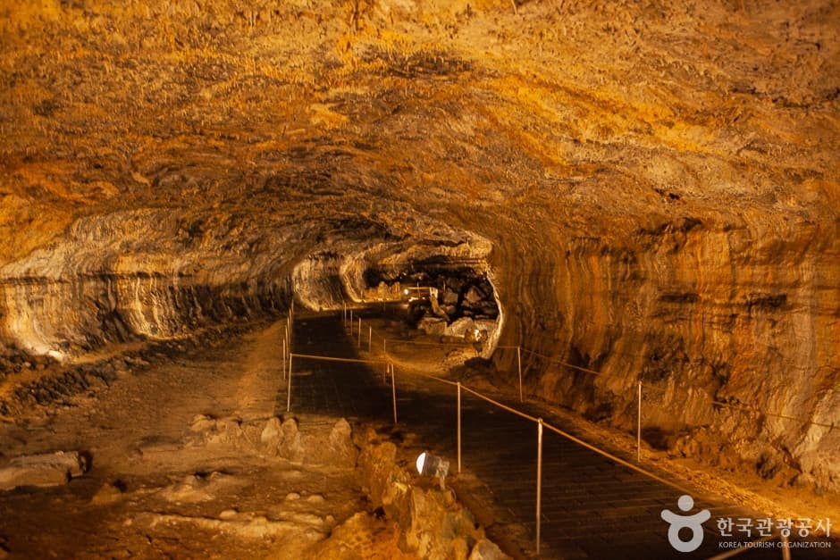 Hyeopjaegul Lava Tube (Hallim Park) (협재굴(한림공원))