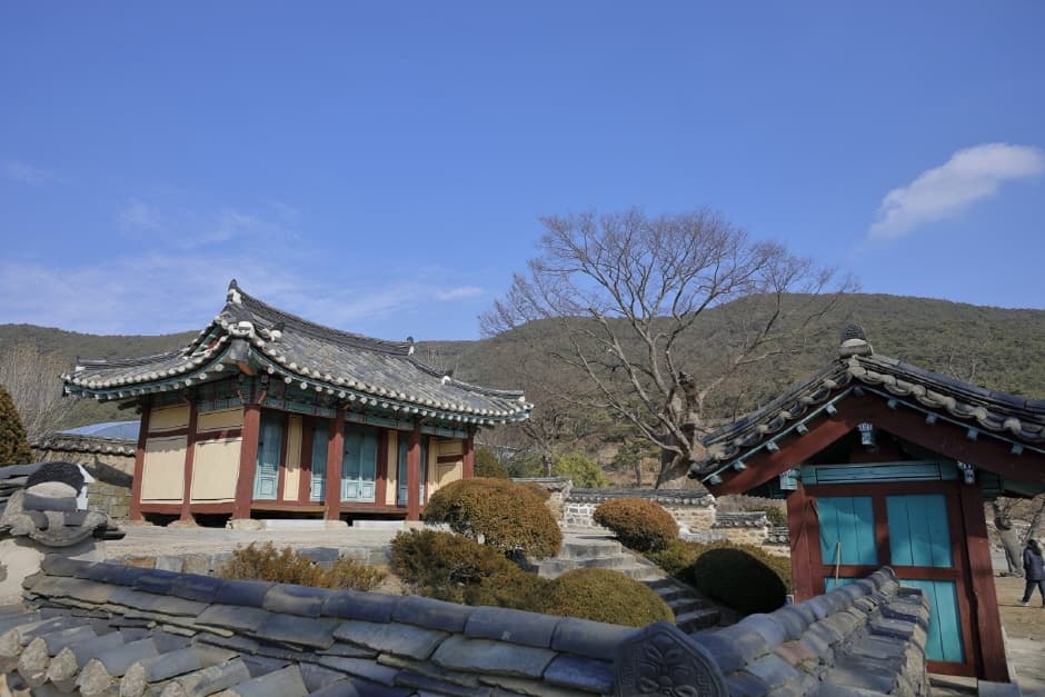 Hongseong Jeongchungsa Shrine (정충사 (홍성))