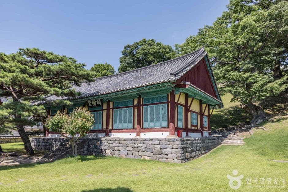 Cheongjuhyanggyo Confucian School (청주향교)